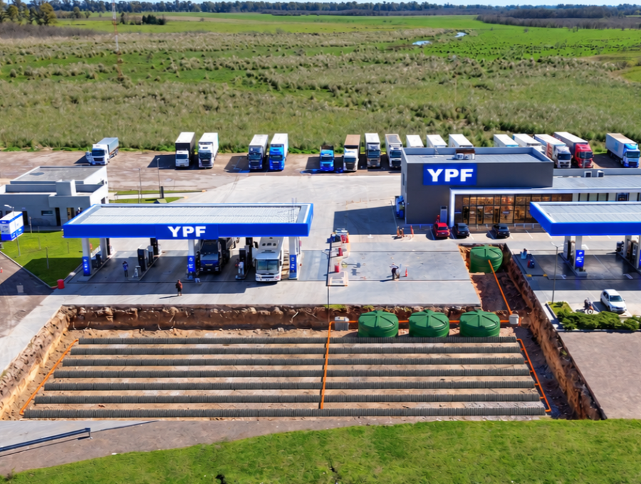 Vista aérea de la instalación del sistema de tratamiento de efluentes cloacales SeptKit en la estación de servicio YPF de Ruta 2, km 80